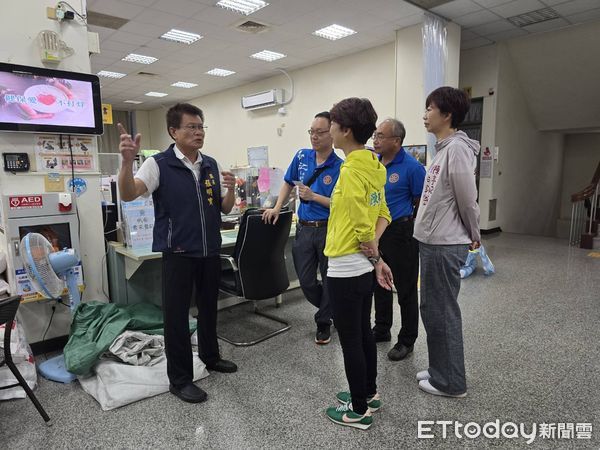 ▲陳亭妃、陳怡珍與扶輪社代表，協助媒合超過1萬個編織袋捐助災區。（記者林東良翻攝，下同）
