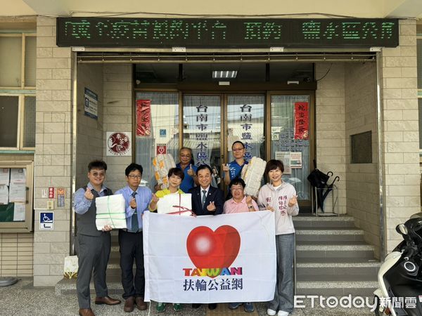 ▲陳亭妃、陳怡珍與扶輪社代表，協助媒合超過1萬個編織袋捐助災區。（記者林東良翻攝，下同）