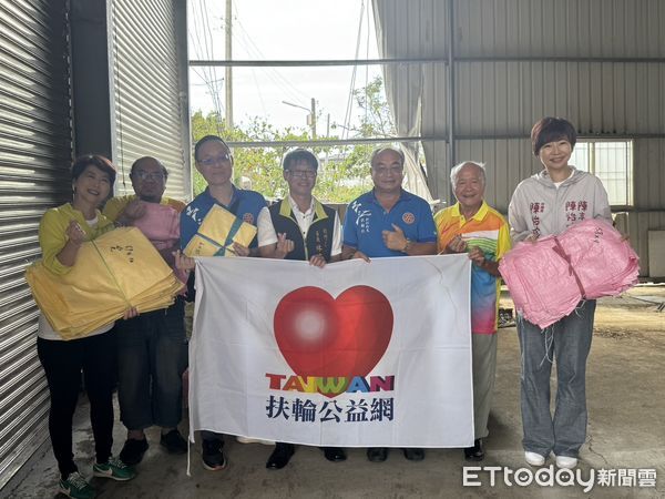 ▲陳亭妃、陳怡珍與扶輪社代表，協助媒合超過1萬個編織袋捐助災區。（記者林東良翻攝，下同）