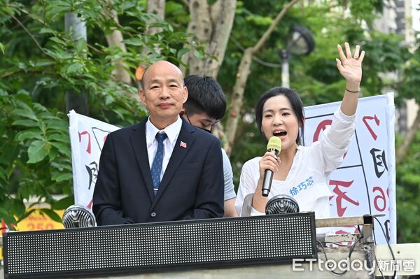 ▲ 韓國瑜陪同徐巧芯車隊掃街。（圖／記者李毓康攝）