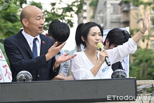 ▲ 韓國瑜陪同徐巧芯車隊掃街。（圖／記者李毓康攝）