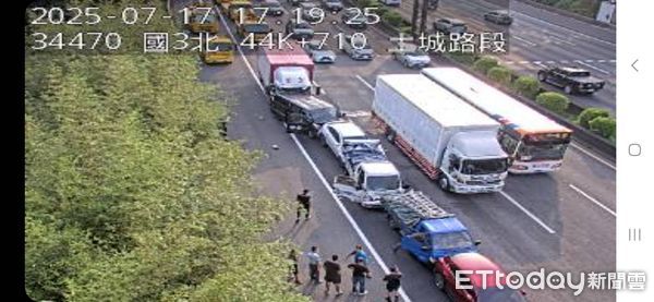 ▲國道3號北上44.7K，發生7車連環追撞事故。（圖／記者陸運陞翻攝）