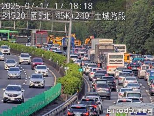 ▲國道3號北上44.7K，發生7車連環追撞事故。（圖／記者陸運陞翻攝）