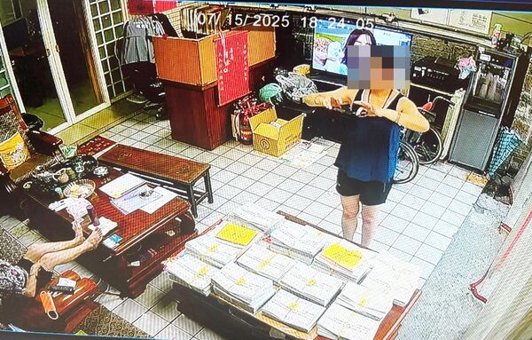 ▲中壢區里辦室傳出有鄰長將選舉公報與立委魯明哲反霸傳單夾雜拍照。（圖／里辦公室提供）