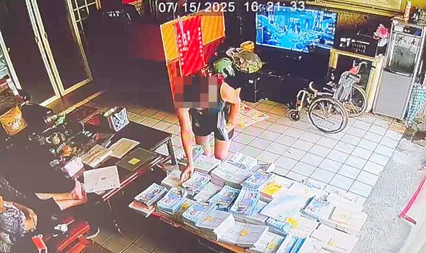 ▲中壢區里辦室傳出有鄰長將選舉公報與立委魯明哲反霸傳單夾雜拍照，鄰長刻意將兩者夾雜一起後拍照。（圖／里辦公室提供）