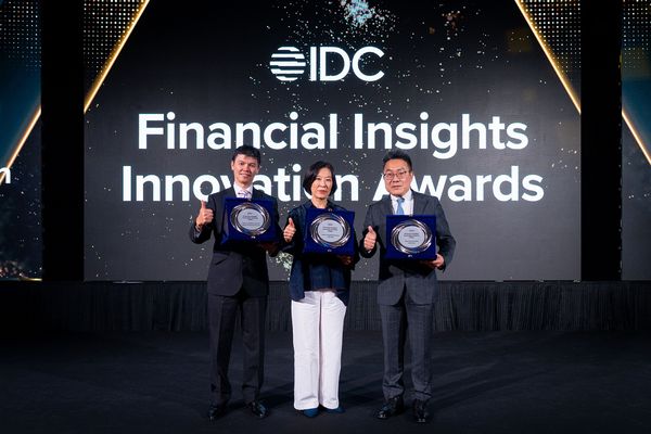 ▲▼中國信託金控榮膺IDC「2025亞太金融創新服務獎」三項大獎，由中國信託銀行支付金融事業處處長陳德風資深副總經理（右）、中國信託金控企業永續部部長孫紀蘭副總經理（中），與台灣人壽客戶服務三部部長賴其煥協理（左）代表受獎。（圖／中國信託金控提供）