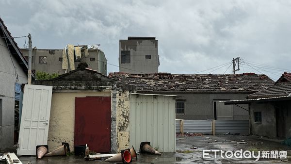 ▲台南發生男子屋頂蓋帆布摔下，送醫不治。（圖／記者林東良翻攝，下同）