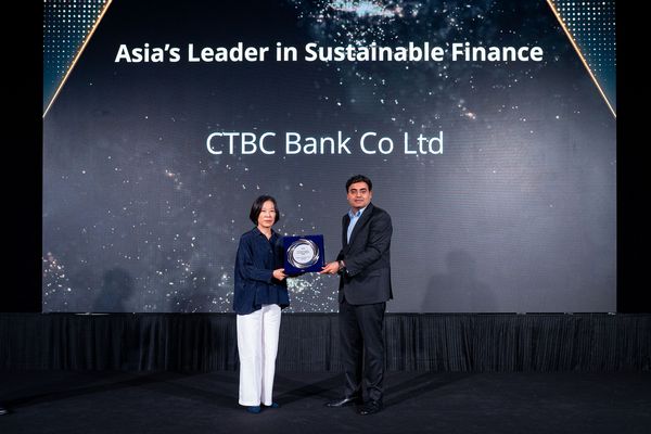 ▲中國信託銀行以專為金融機構設計的「AI碳金融管理平臺」拿下「亞洲永續金融領導企業」，由中國信託金控企業永續部部長孫紀蘭副總經理（左）代表受獎。（圖／中國信託金控提供）