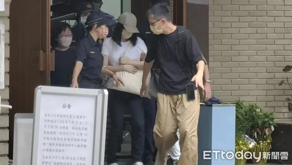 ▲▼剴剴案被控訪視失職、涉犯過失致死等罪嫌的兒福聯盟前社工陳尚潔，今（17日）到台北地院出庭，被場外抗議民眾叫罵。（圖／記者黃哲民攝）