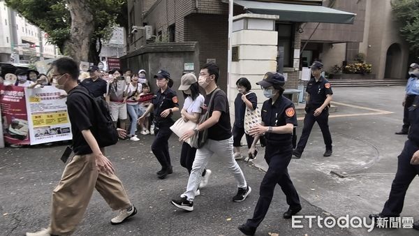 ▲▼剴剴案被控訪視失職、涉犯過失致死等罪嫌的兒福聯盟前社工陳尚潔，今（17日）到台北地院出庭，被場外抗議民眾叫罵。（圖／記者黃哲民攝）