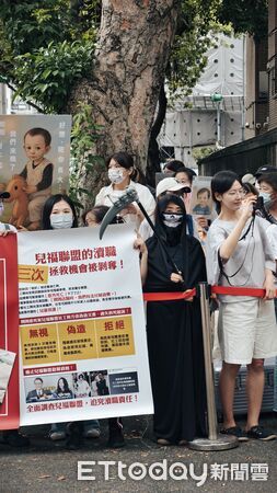 ▲▼兒福聯盟前社工陳尚潔被控失職害死1歲男童剴剴，台北地院今（17日）開庭，眾多自發民眾在法庭外抗議。（圖／記者黃哲民攝）