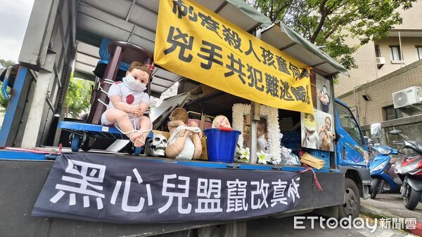 ▲▼兒福聯盟前社工陳尚潔被控失職害死1歲男童剴剴，台北地院今（17日）開庭，眾多自發民眾在法庭外抗議。（圖／記者黃哲民攝）