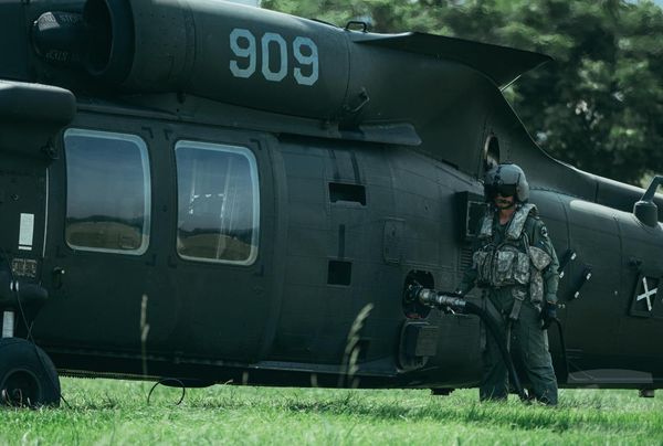 ▲▼UH-60M黑鷹直升機落地後，由油罐車實施熱加油。（圖／軍聞社）