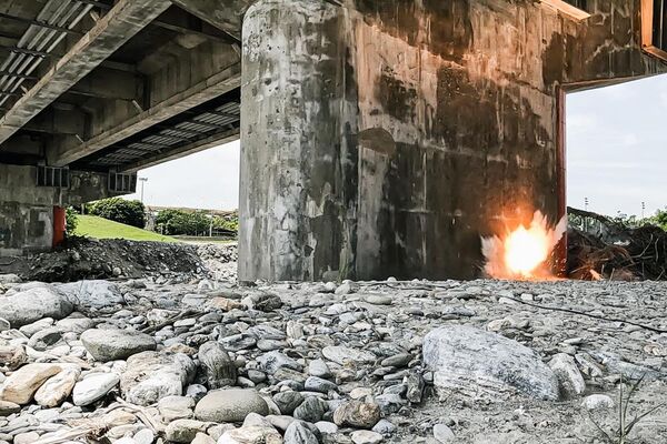 ▲▼花防部工兵連以對設施無害的模擬火光實施「要點破壞（道路封阻）」演練。（圖／軍聞社）