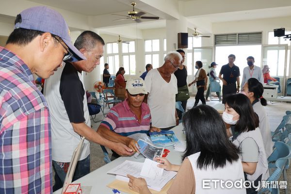 ▲台南市長黃偉哲17日赴北門雙春漁民中心視察災後補助受理作業，強調將以最快效率協助災民重建。（記者林東良翻攝，下同）