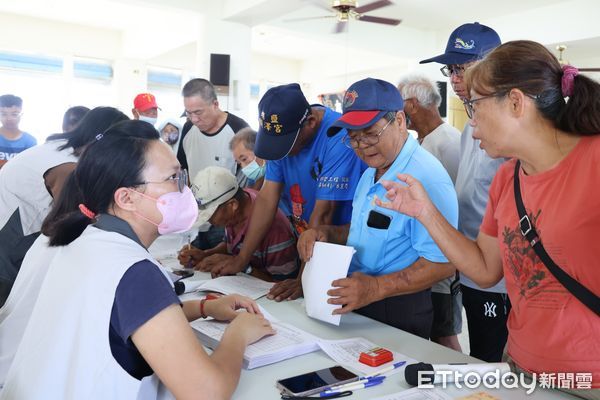 ▲台南市長黃偉哲17日赴北門雙春漁民中心視察災後補助受理作業，強調將以最快效率協助災民重建。（記者林東良翻攝，下同）