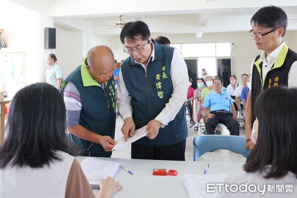 ▲台南市長黃偉哲17日赴北門雙春漁民中心視察災後補助受理作業，強調將以最快效率協助災民重建。（記者林東良翻攝，下同）