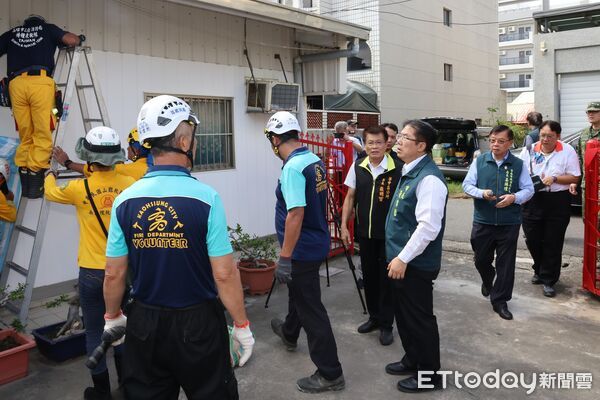 ▲台南市長黃偉哲17日前往學甲、七股等地視察補助受理情形，強調市府將全力協助災民儘速復原家園。（記者林東良翻攝，下同）
