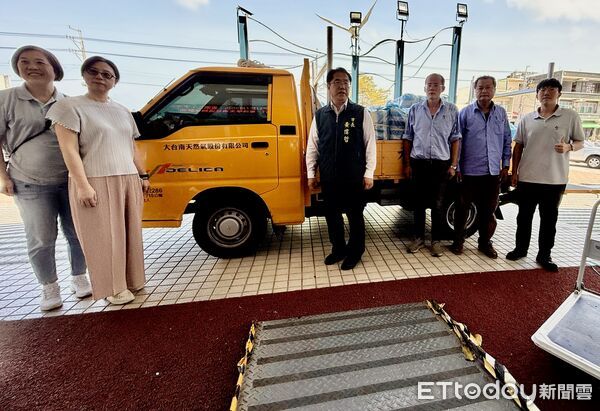 ▲台南市長黃偉哲17日前往學甲、七股等地視察補助受理情形，強調市府將全力協助災民儘速復原家園。（記者林東良翻攝，下同）