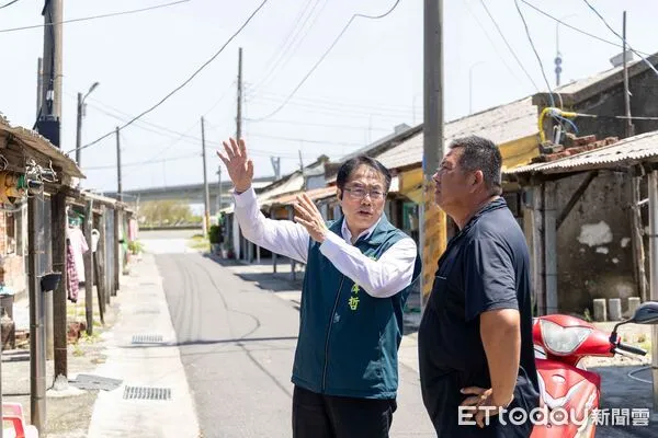 ▲台南市長黃偉哲17日前往學甲、七股等地視察補助受理情形，強調市府將全力協助災民儘速復原家園。（記者林東良翻攝，下同）