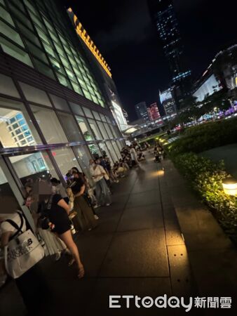 ▲▼▲▼▲▼ GD展覽之亂！工作人員緊急開會　「周邊賣光改預購」粉絲深夜排隊熱爆。（圖／記者劉宜庭攝）