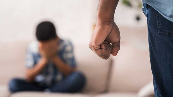 S先生指出，第一次發生暴力事件，只是因為晚下班，當下以為可以溝通修復關係，孰料退讓換來的只是變本加厲的傷害。（圖／示意圖／翻攝自123RF）