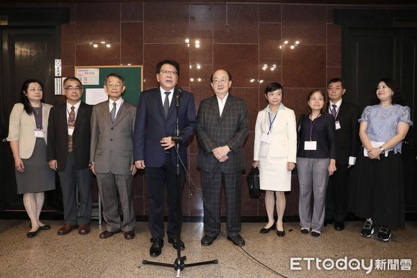 ▲▼總統府秘書長潘孟安陪同司法院正副院長 大法官被提名人 拜會民進黨黨團  柯建銘。（圖／記者屠惠剛攝）