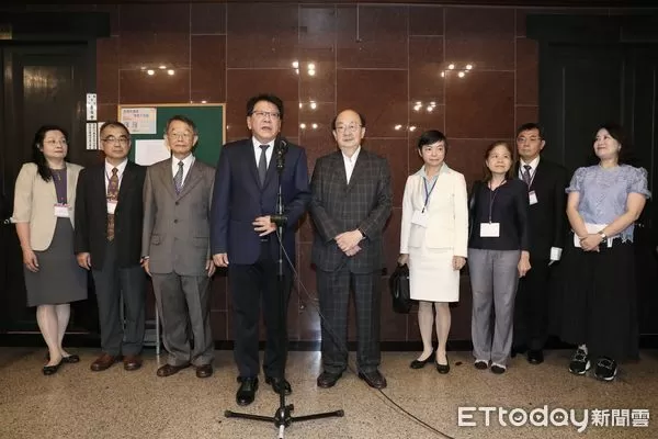 ▲▼總統府秘書長潘孟安陪同司法院正副院長 大法官被提名人 拜會民進黨黨團  柯建銘。（圖／記者屠惠剛攝）