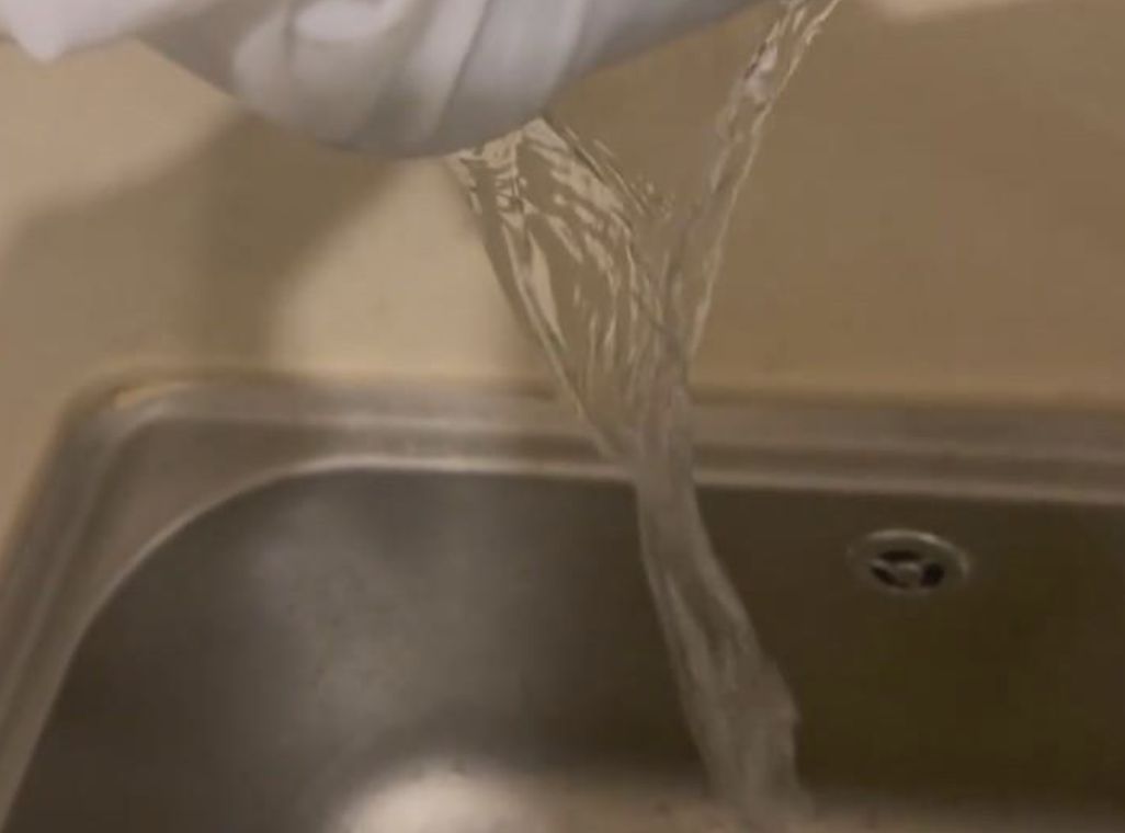 杭州自來水出現「鼠屍味」惡臭　民眾超市搶購瓶裝水自保