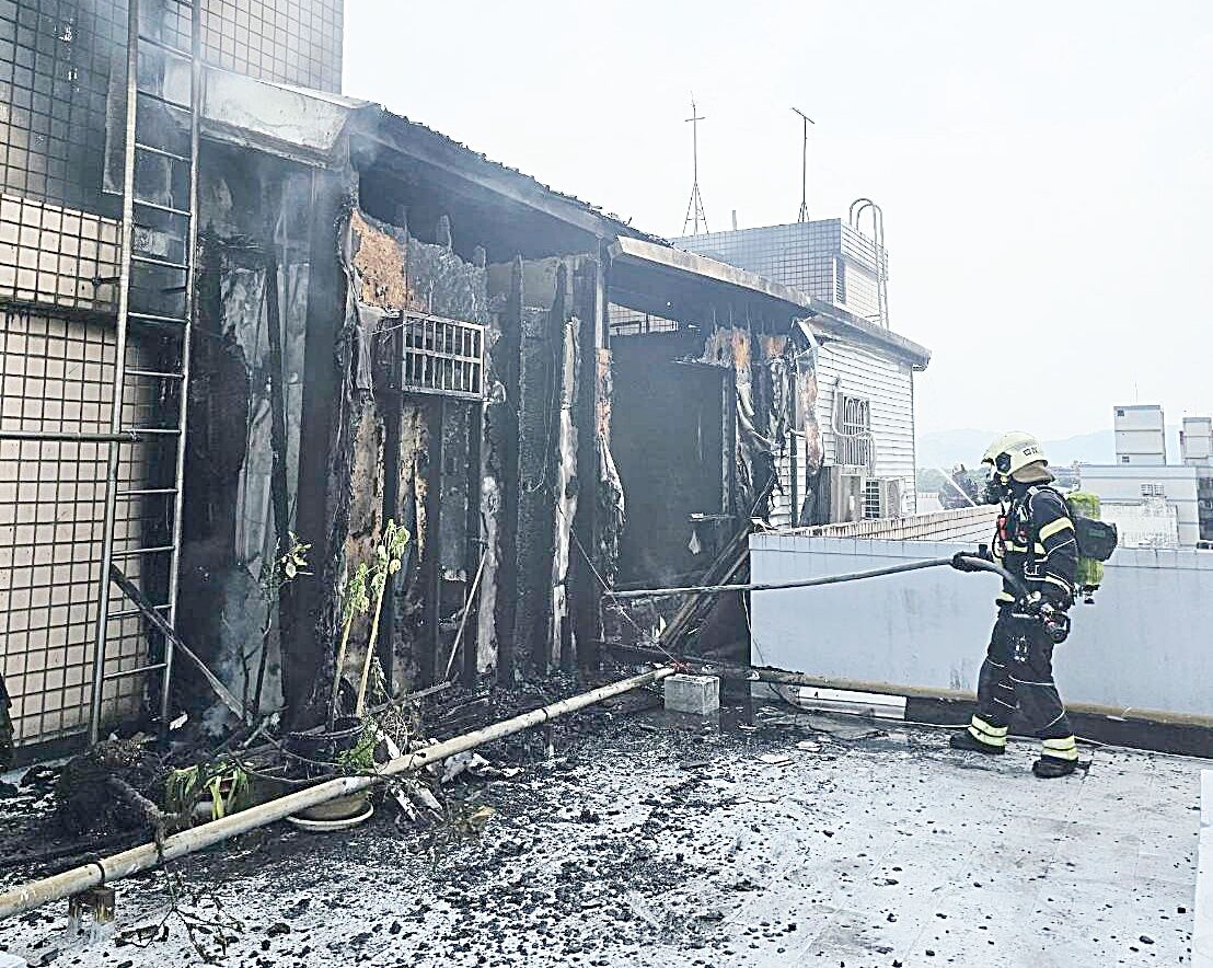桃園大溪民宅大火延燒隔壁　頂樓加蓋「燒剩焦黑」畫面曝