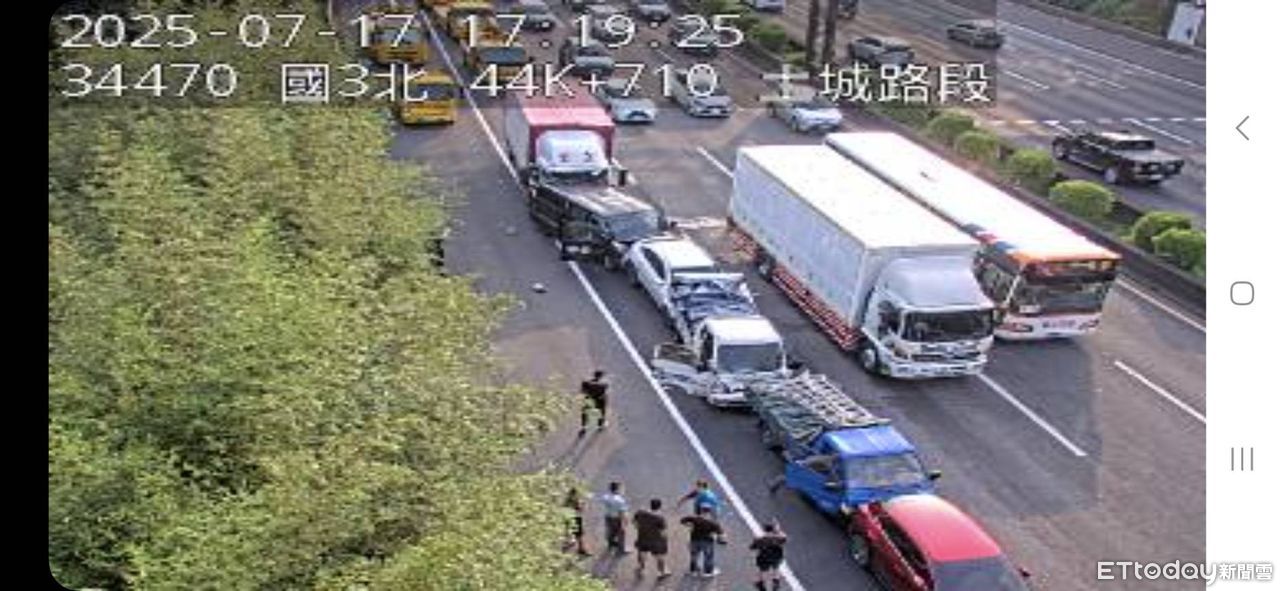 快訊／國3北上土城段7車連環撞！1女骨折送醫　後方大塞車