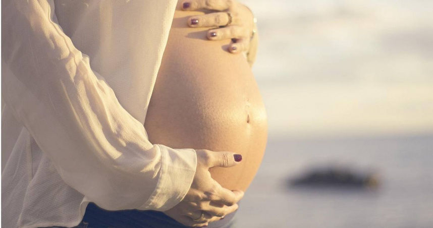 目擊妻子與陌生人走進摩鐵！越男心酸帶3孩驗DNA　報告揭露她隱藏多年的祕密