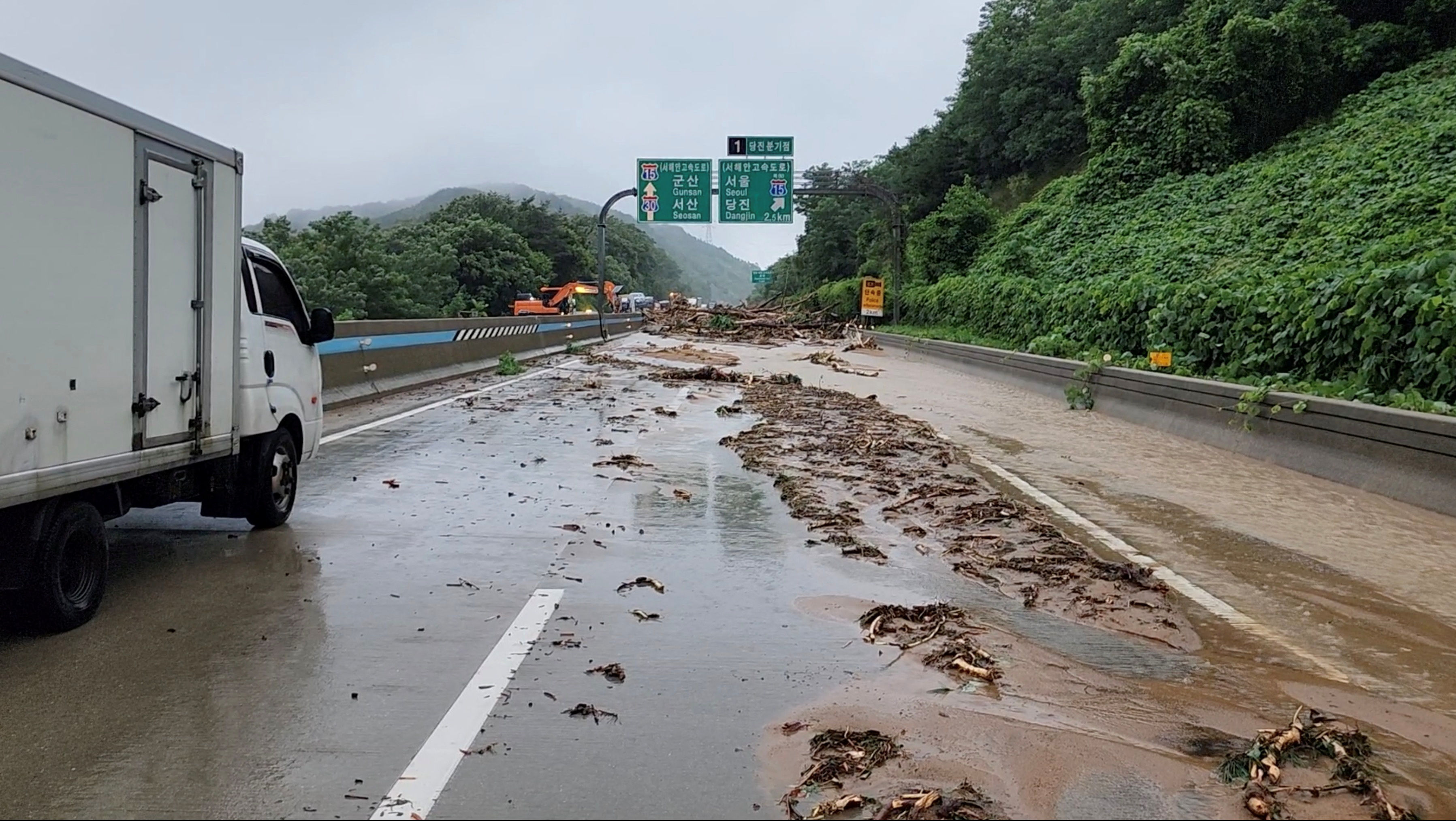 ▲▼暴雨來襲，南韓忠清南道唐津市17日某高速公路發生山崩和土石流。（圖／路透）