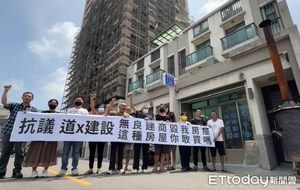 ▲居民指控建商蓋大樓害社區傾斜掏空。（圖／記者唐詠絮翻攝）
