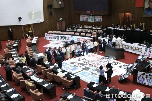 ▲▼立法院院會 表決通過民眾黨提案議事日程   朝野立委排長龍 登記發言。（圖／記者屠惠剛攝）