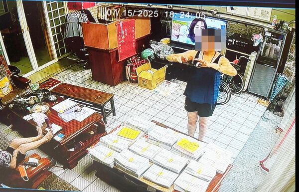 ▲針對桃市中壢區疑似鄰長發放罷免公報夾反霸文宣個案，里辦公室提供桃市選委會某鄰長自行拍攝選舉公報與投票通知單監視畫面。（資料照／里長提供）