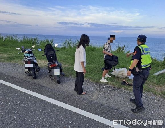 ▲▼             台11線一名環島的19歲騎士，包包因緊貼排氣管起火。（圖／記者楊漢聲翻攝，下同）
