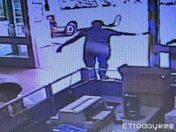 ▲▼ 台中一名男子在工地上班時，因補水不足差點喪命  。（圖／記者鄧木卿翻攝）