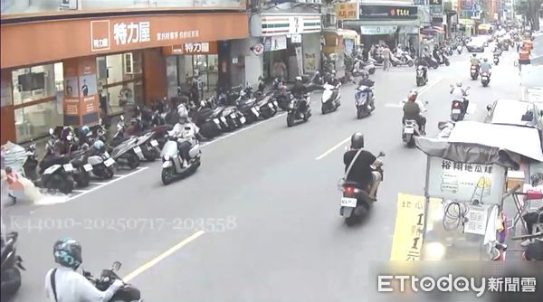 ▲男童誤觸消防開關，導致大量水沫噴出蔓延整個路面。（圖／記者陸運陞翻攝）