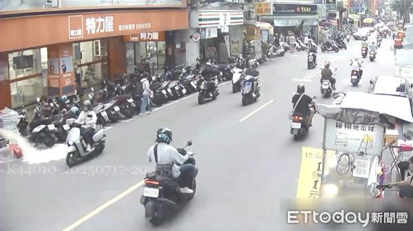 ▲男童誤觸消防開關，導致大量水沫噴出蔓延整個路面。（圖／記者陸運陞翻攝）