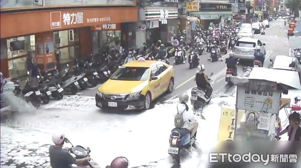 ▲男童誤觸消防開關，導致大量水沫噴出蔓延整個路面。（圖／記者陸運陞翻攝）