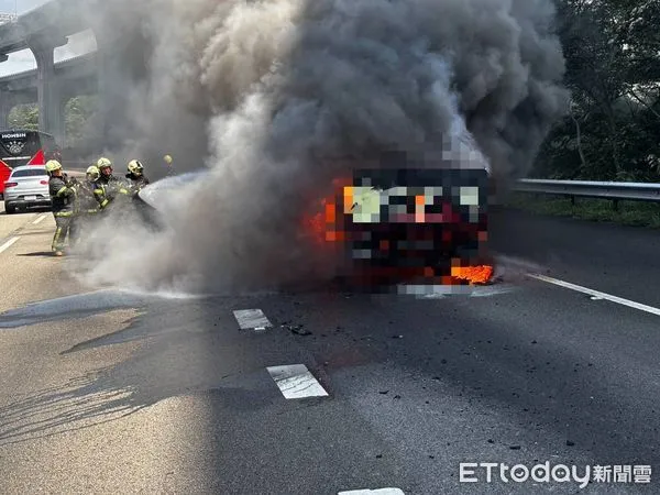 ▲國道1號南向林口段，發生小貨車起火，警消到場將火勢熄滅。（圖／記者陸運陞翻攝）