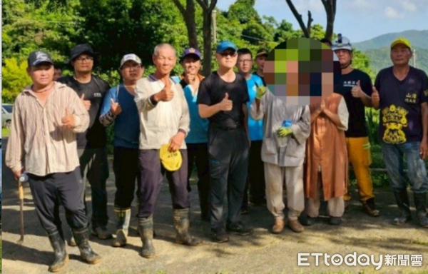 ▲滿州消防分隊帶著道場飼養黃色土狗找到迷路黃姓尼姑。（圖／翻拍）