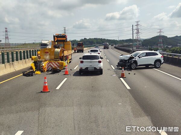 ▲國道3號苗栗苑裡北上路段，今早發生休旅車開啟ACC追撞施工緩撞車事故，肇事駕駛輕傷送醫。（圖／記者楊永盛翻攝）