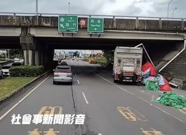 ▲▼馬路成「障礙賽道」！高雄貨車沿路大掉貨　駕駛最重恐噴1.8萬。（圖／翻攝社會事新聞影音）