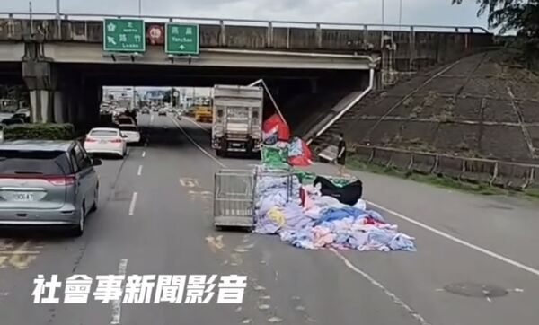 ▲▼馬路成「障礙賽道」！高雄貨車沿路大掉貨　駕駛最重恐噴1.8萬。（圖／翻攝社會事新聞影音）