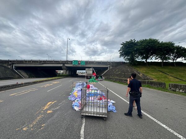 ▲▼馬路成「障礙賽道」！高雄貨車沿路大掉貨　駕駛最重恐噴1.8萬。（圖／翻攝社會事新聞影音）