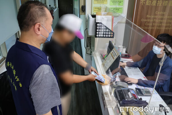 ▲義務人到屏東執行分署繳清罰款。（圖／屏東執行分署提供）