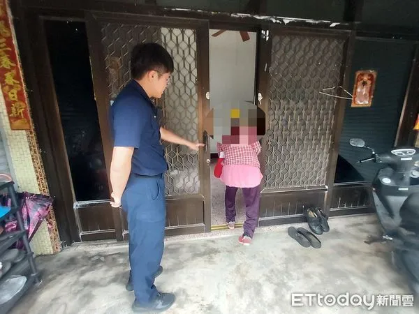 ▲枋寮警分局員警護送洪婦到親友家。（圖／記者陳崑福翻攝）