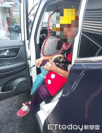 ▲枋寮警分局員警護送洪婦到親友家。（圖／記者陳崑福翻攝）
